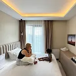 The Queen Airport Hotel-round Trip Airport Service ホテル Arnavutköy