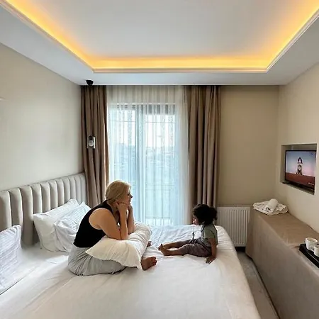 The Queen Airport Hotel-round Trip Airport Service Hotel Arnavutkoy