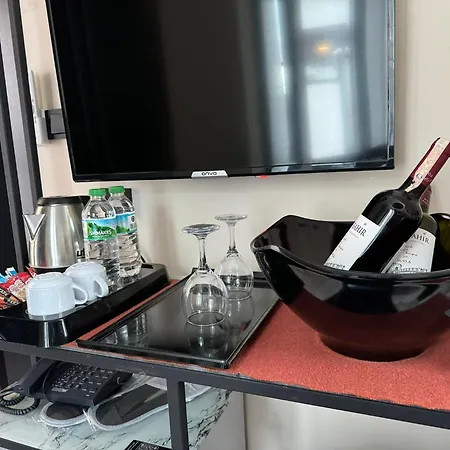 The Queen Airport Hotel-round Trip Airport Service Hotel